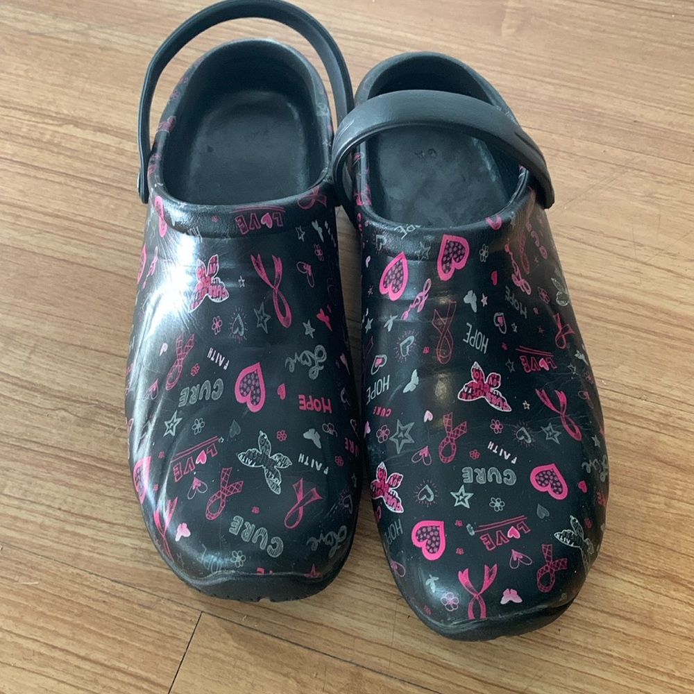 Any wear Women’s Nursing Clogs good condition  Cancer awareness edition